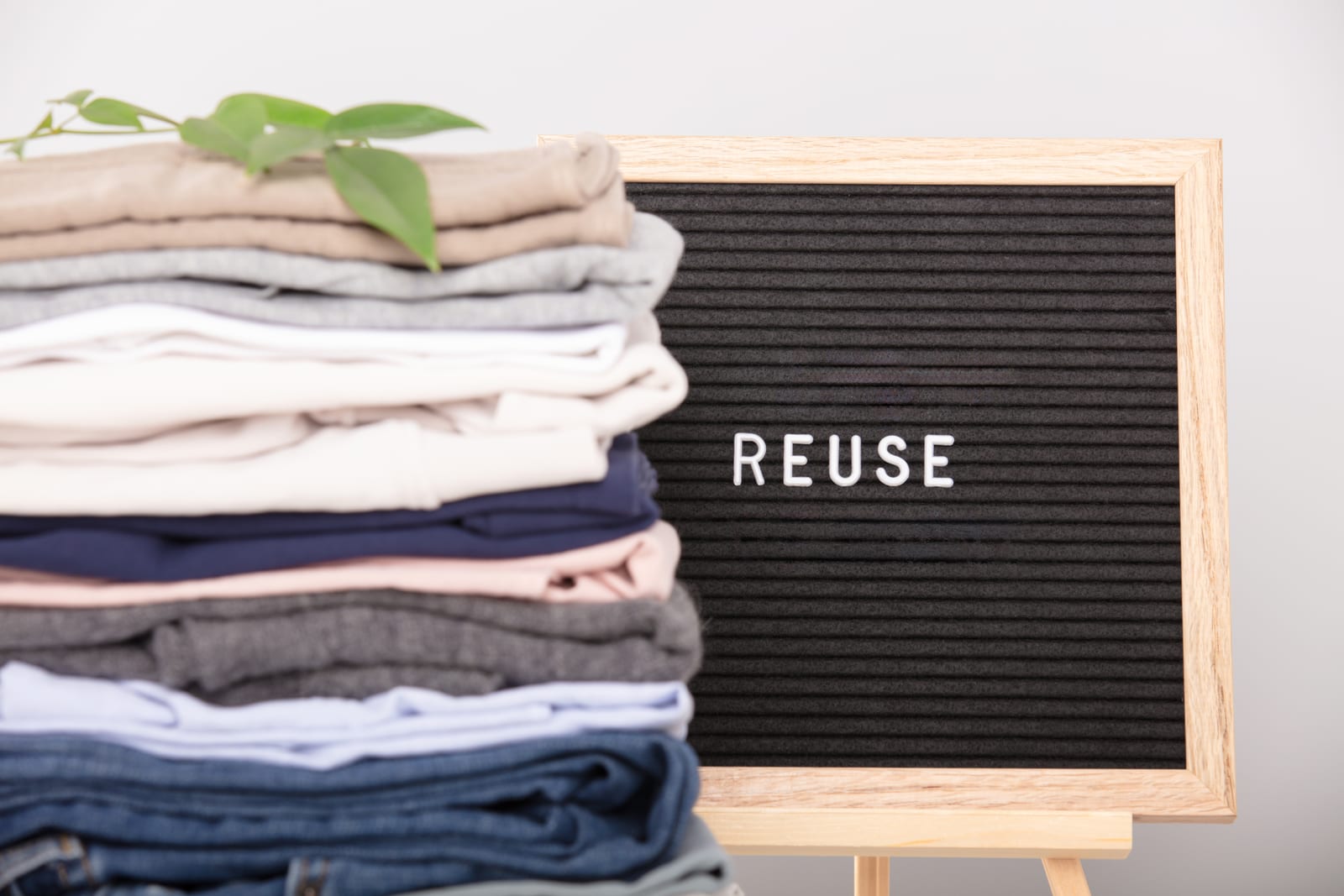 Area ReUse nella sede Ubroker con i capi in condivisione